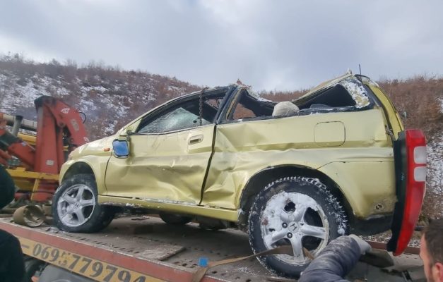 Makina del nga rruga në Pogradec/ Plagosen katër persona, jashtë rrezikut për jetën