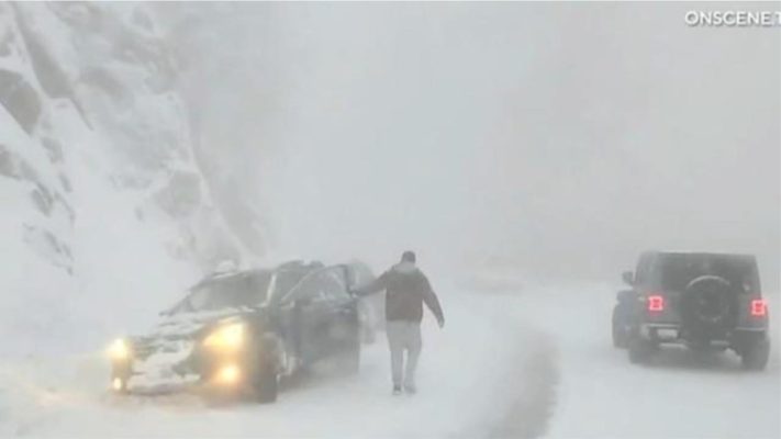 Stuhia e dëborës godet Kaliforninë/ Mbyllen autostradat, 100 mijë shtëpi pa energji