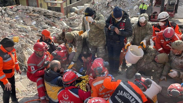 Tjetër mrekulli nën rrënoja/ Gruaja 46-vjeçe nxirret e gjallë 222 orë pas tërmetit të tmerrshëm