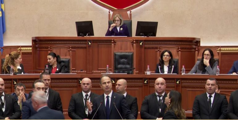 Debate në Kuvend/ Nikolla i heq fjalën Luçiano Boçit, demokratët bllokojnë Foltoren e Kuvendit
