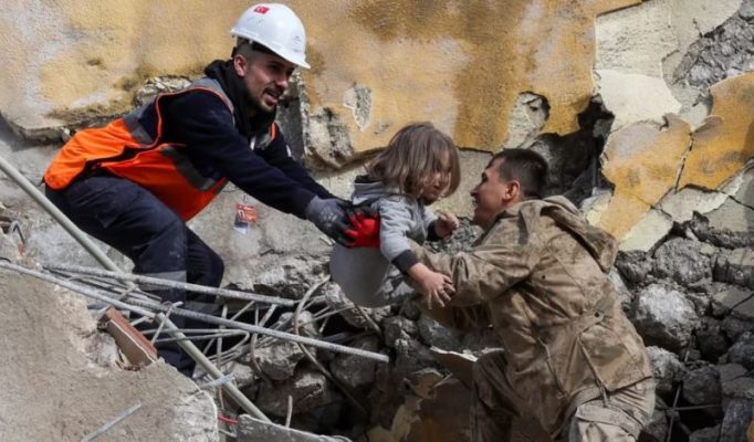 UNICEF: Mijëra fëmijë mund të jenë vrarë nga tërmetet në Turqi dhe Siri