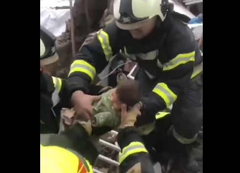 Video-Pas tre ditësh/ Vajza dy muajshe nxirret nga rrënojat