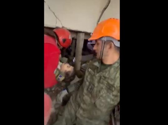 Video emocionuese/ Forcat e Sigurisë së Kosovës shpëtojnë 2 vjeçaren nga rrënojat në Turqi
