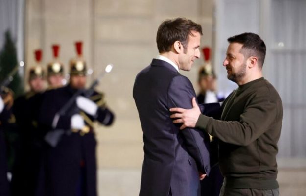 Macron i jep Zelenskyt Medaljen e Nderit të Francës