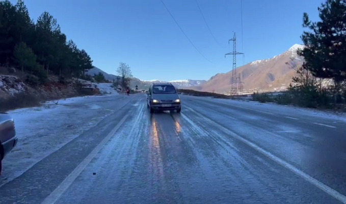 Akull në rrugën Bulqizë-Peshkopi/ Shoferët ankohen se disa pjesë të rrugës nuk janë kriposur