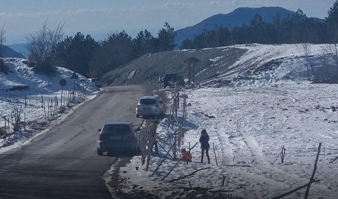Dëbora tërheq vizitorët/ Dhjetra qytetarë zgjedhin Qafën e Murrizit si destinacion ditor