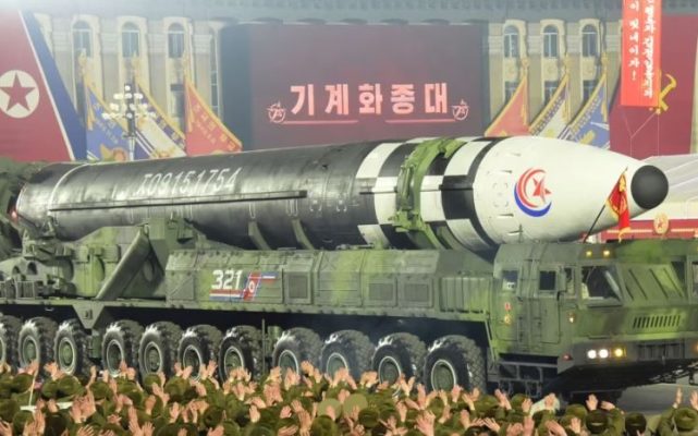 Koreja e Veriut lëshon raketa ndërsa SHBA dhe Koreja e Jugut përgatiten për stërvitje ushtarake