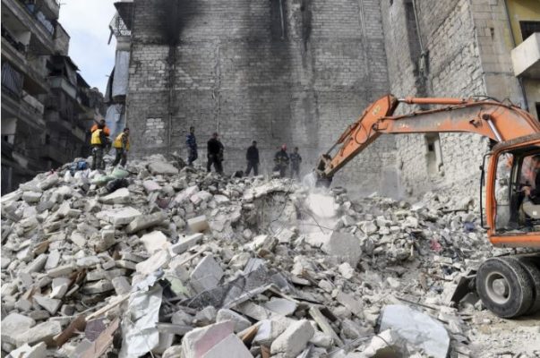 Mbi 36 mijë viktima nga tërmeti/ Ekipet e shpëtimit nxjerrin të tjerë të mbijetuar nga rrënojat