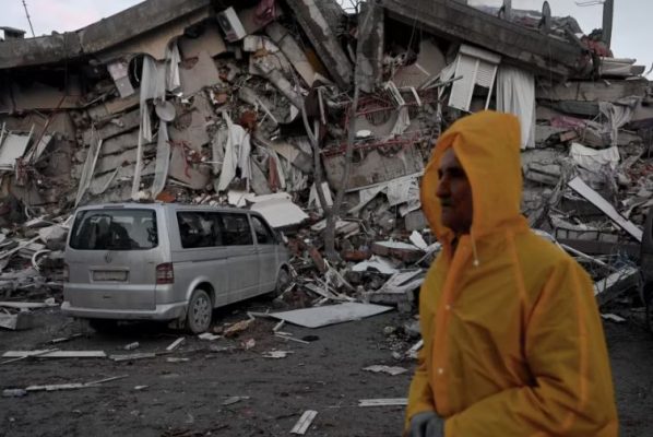 Rritet frikshëm numri i viktimave në Turqi dhe Siri/ Vijojnë kërkimet për të mbijetuarit poshtë rrënojave