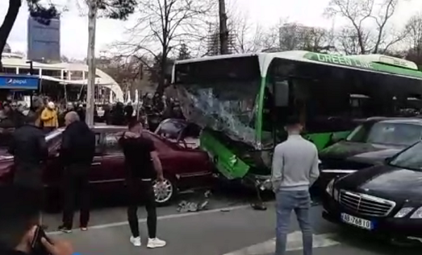 Tmerr në Tiranë/ Urbani merr përpara shumë makina, disa të plagosur