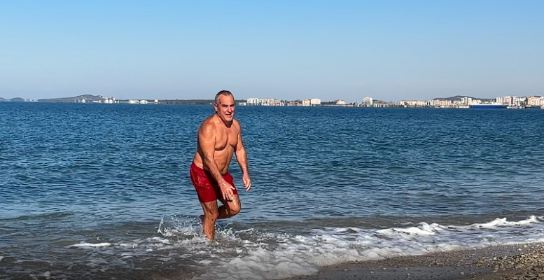 Sfidon të ftohtin dhe lahet në det; 55-vjeçari nga Vlora rrëfen pasionin për notin