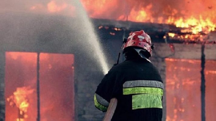 Zjarr në një banesë në Kolonjë/ Shkaktohen dëme të shumta materiale