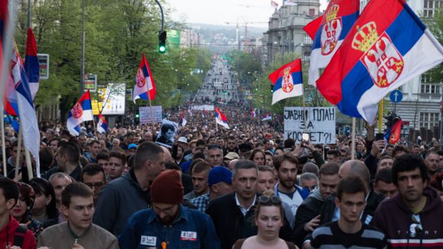 Me simbole ruse, djathtistët serbë protestojnë kundër marrëveshjes me Kosovën