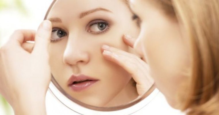6 problemet shëndetësore që mund t’i kuptoni duke parë fytyrën tuaj