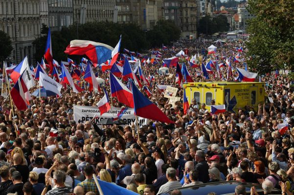 Kriza njerr çekët në protestë, pakënaqësi për çmimet dhe mbështetjen për Ukrainën