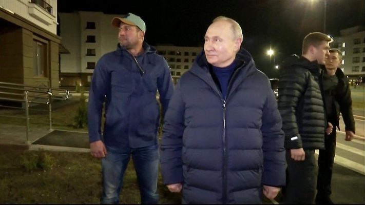 Putin në vizitë të papritur në Mariupolin e shkatërruar nga lufta