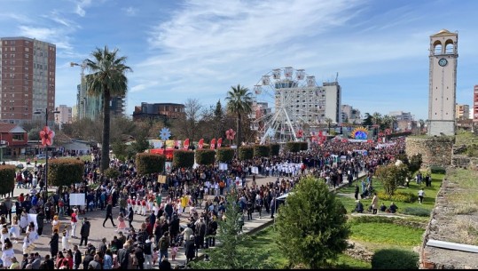 Elbasani kryeqendra e festimeve/ Qytetarët mbushin sheshet, shkojnë edhe Rama e Berisha