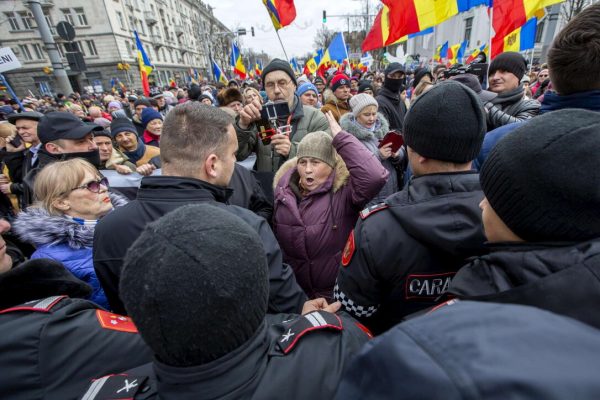 Tensionet në Moldavi; protestuesit pro-rusë  tentuan të futen në selinë e qeverisë