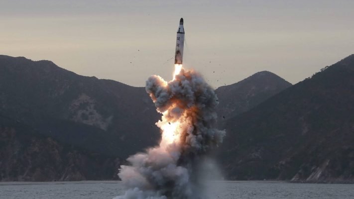 Koreja e Veriut lëshon raketë balistike para takimit Kore e Jugut-Japoni