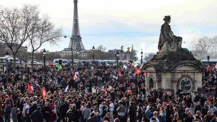 Vazhdojnë protestat në Francë, shtyhet vizita e mbretit britanik