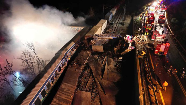 VIDEO tronditëse nga çastet e para të përplasjes tragjike të trenave në Larisa, shpërthime të vagonëve dhe ulërima të njerëzve