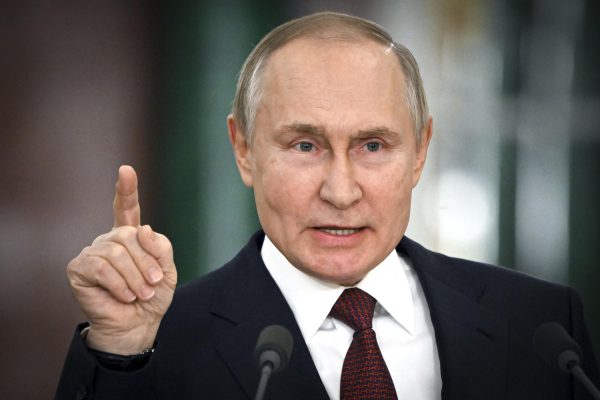 Putin miraton fondet: Do rrisim prodhimin e municioneve ushtarake