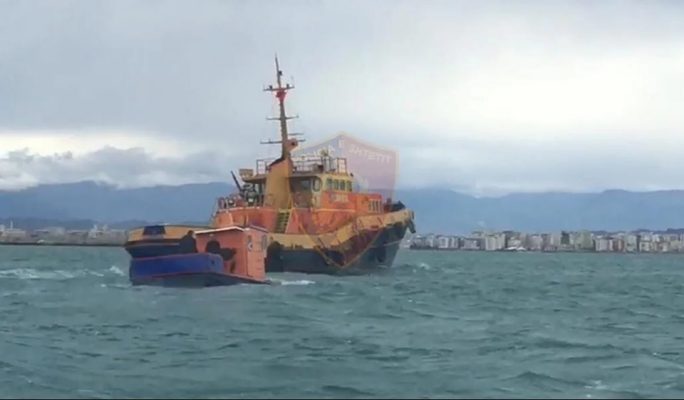 Në “luftë” me dallgët dhe erën e fortë, policia kufitare shpëton ekuipazhin në Durrës