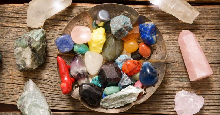 Doni të gjeni dashurinë e jetës? Këta janë gurët “magjikë” që çdo beqar/e duhet të mbajë gjithmonë me vete