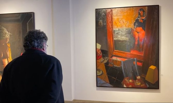 Gazmend Leka sjell “Kaloi një grua”, piktori i njohur hap ekspozitën personale në Fier