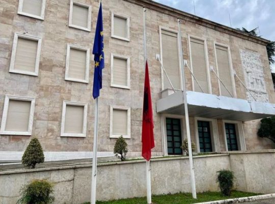 Tragjedia në Larisa të Greqisë/ Shqipëria në ditë zie, flamuri ulet në gjysmë shtizë
