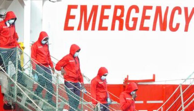 Ngrihet alarmi në Itali/ Rrezikohet të përmbytet anija me 1300 emigrantë, mes tyre gra dhe fëmijë