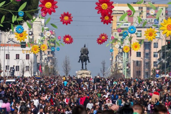 Dita e Verës, Veliaj fton qytetarët: 10 vende, 100 aktivitete me muzikë, art, lojëra dhe argëtim