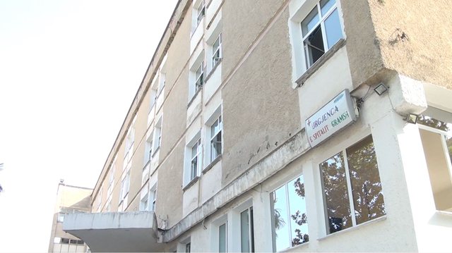 E rëndë në Gramsh, pacienti hidhet nga kati i katërt i spitalit