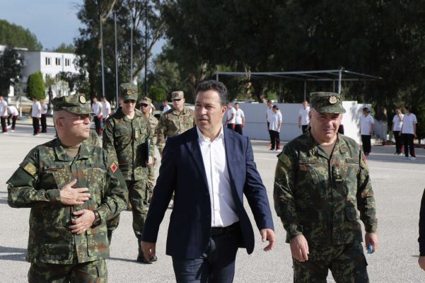 Sot rritet paga e ushtarakeve me 7%;  Peleshi: 400 vende pune të lira në Forcat e Armatosura