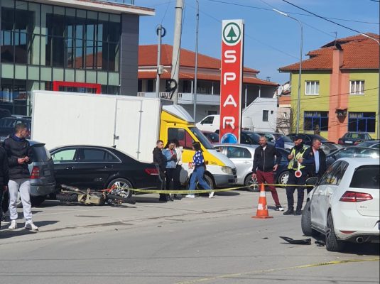Makina përplas motorin në Bilisht, lëndohet një person