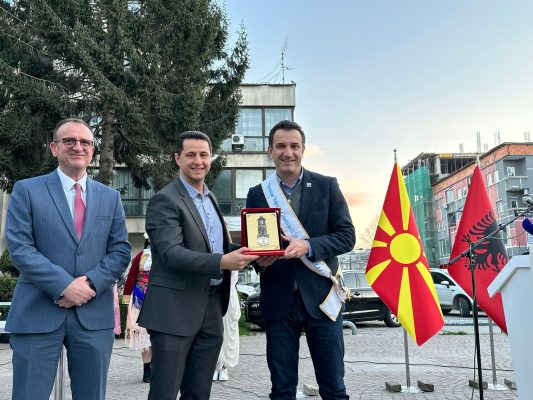 Veliaj “Qytetar Nderi” i Gostivarit: “Krenar të kontribuoj për këtë qytet”; Taravari: “Tirana, qyteti më dinamik në ballkan”