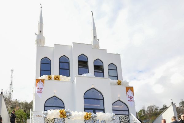 Hapet xhamia e re në Tiranë/ Veliaj: Kush ndërton një xhami, ndihmon një zonë të tërë