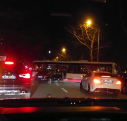 Tjetër aksident në Tiranë/ Urbani përplaset me një makinë, nuk ka të lënduar
