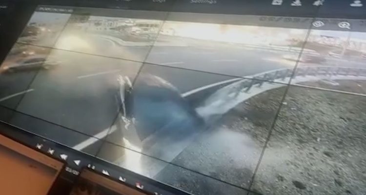 VIDEO/ Momenti fatal kur ‘Audi’ përplaset me barrierën dhe “fluturon” poshtë mbikalimit