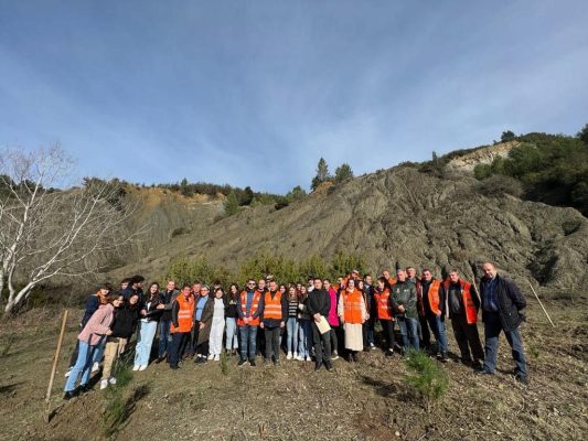 Gjimnazistët mbjellin 500 pemë të reja në Pezë, Veliaj: Brenda muajit Mars arrijmë në 1.000.000 pemë të mbjella në Tiranë