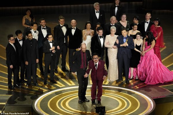 Ndahen çmimet Oscars 2023/ Triumfon filmi “Everything Everywhere All at Once”