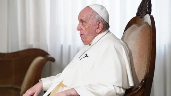 Probleme me frymëmarrjen, ja si paraqitet gjëndja shëndetësore e Papa Franceskut