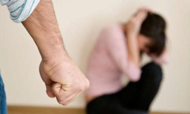 E rëndë në Janinë/ Shqiptari dhunon vajzën shtatzënë