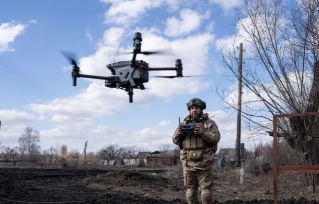 Ushtarët ukrainas përdorin dronët për të goditur mjetet fluturuese ruse