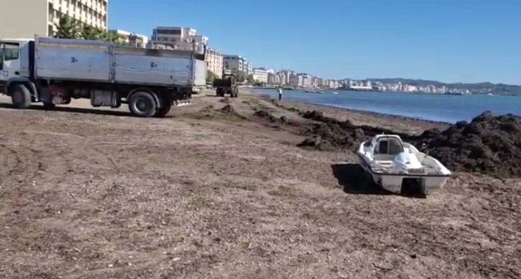 Durrësi përgatitet për sezonin turistik; nis pastrimi i vijës bregdetare nga mbetjet inerte