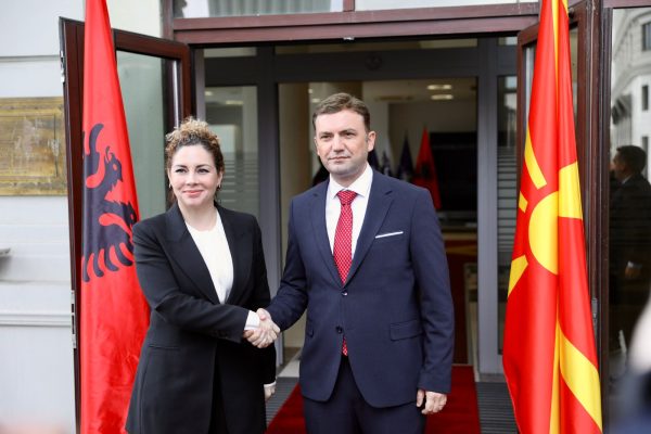 Xhaçka vizitë zyrtare në Shkup; takohet me Bujar Osmanin/ Në fokus integrimi dhe situata në rajon