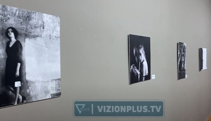 Një ekspozitë për festën e gruas në Pogradec/ Fotografi dhe piktura që shpalosin botën e femrës