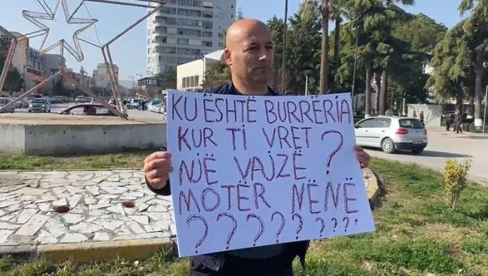 Vrasja e grave nga Dan Hutri, qytetari proteston i vetëm në Fier: Ku është burrëria kur ti vret një vajzë