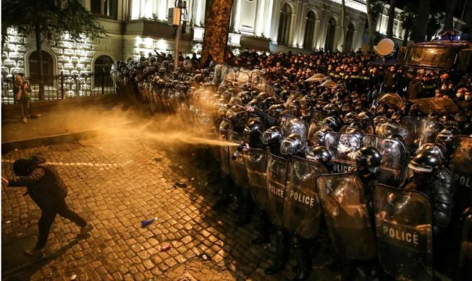Projektligji që cënon lirinë e shtypit, Gjeorgjia shpërthen në protesta masive