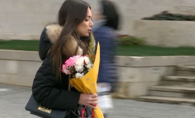 Me lule dhe dhurata në duar, si u festua 8 Marsi në Tiranë